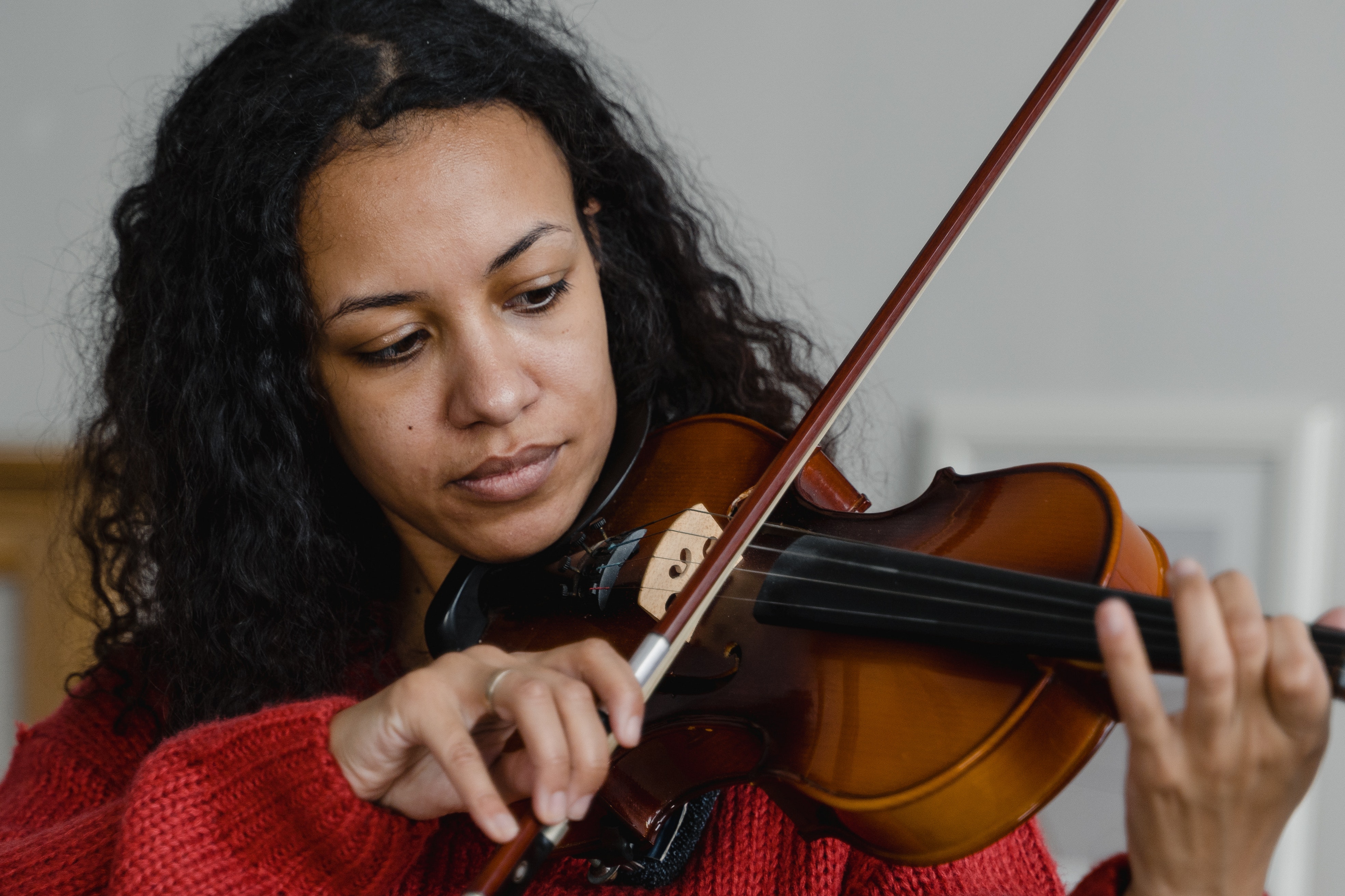 woman playing the violin